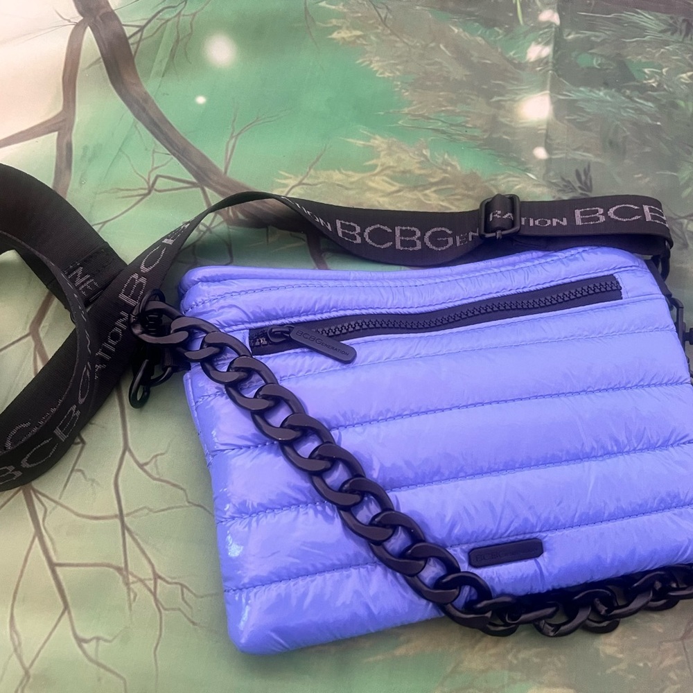 BCBG crossbody bag. Purple. Excelent condition